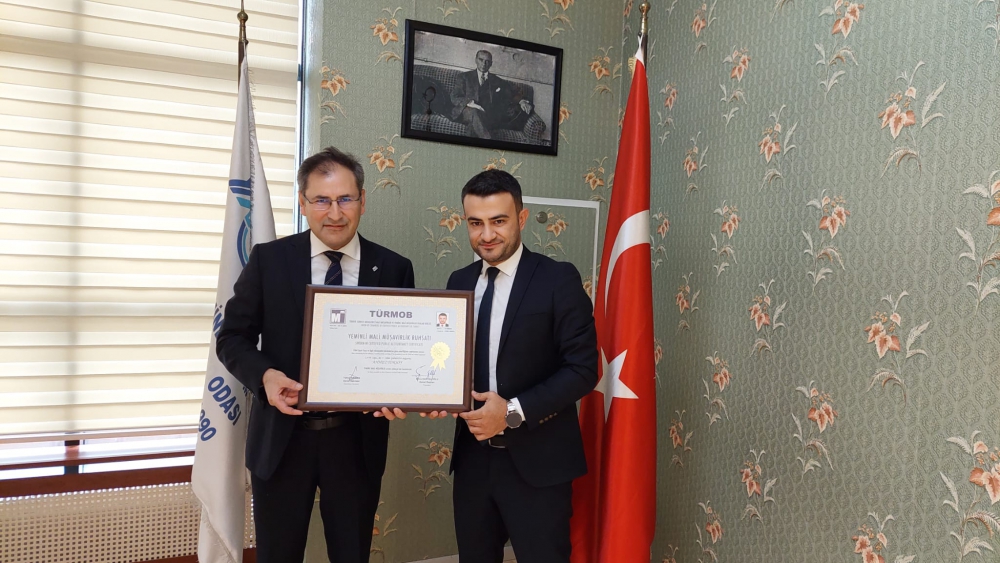 Oda Başkanımız İhsan AKAR Yeminli Mali Müşavirlik sınavını kazanarak Odamız üyesi olan YMM Ahmet TOKSOY’a YMM ruhsatını takdim ederek meslek hayatında başarılar diledi. (21.11.2023) Oda Başkanımız İhsan AKAR Yeminli Mali Müşavirlik sınavını kazanarak Odamız üyesi olan YMM Ahmet TOKSOY’a YMM ruhsatını takdim ederek meslek hayatında başarılar diledi. (21.11.2023)