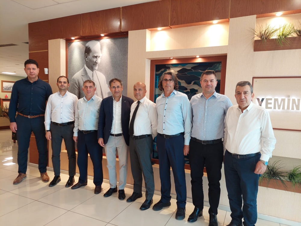 Vergi Başmüfettişleri Engin KULU ve Rıdvan GÜROL ile Vergi Başmüfettişleri ve Odamız Üyeleri YMM Bünyamin ÇAKAN, YMM İbrahim BULUT , YMM Talha BÜTÜN; Oda Başkanımız İhsan AKAR’ı ziyaret etmiştir. Ziyarette Oda Bşk. Yrd. Yakup KAYIHAN ve Oda Sekreterimiz Hasan Alp YEŞİLKAYA hazır bulunmuşlardır. (18.06.2025) Vergi Başmüfettişleri Engin KULU ve Rıdvan GÜROL ile Vergi Başmüfettişleri ve Odamız Üyeleri YMM Bünyamin ÇAKAN, YMM İbrahim BULUT , YMM Talha BÜTÜN; Oda Başkanımız İhsan AKAR’ı ziyaret etmiştir. Ziyarette Oda Bşk. Yrd. Yakup KAYIHAN ve Oda Sekreterimiz Hasan Alp YEŞİLKAYA hazır bulunmuşlardır. (18.06.2025)