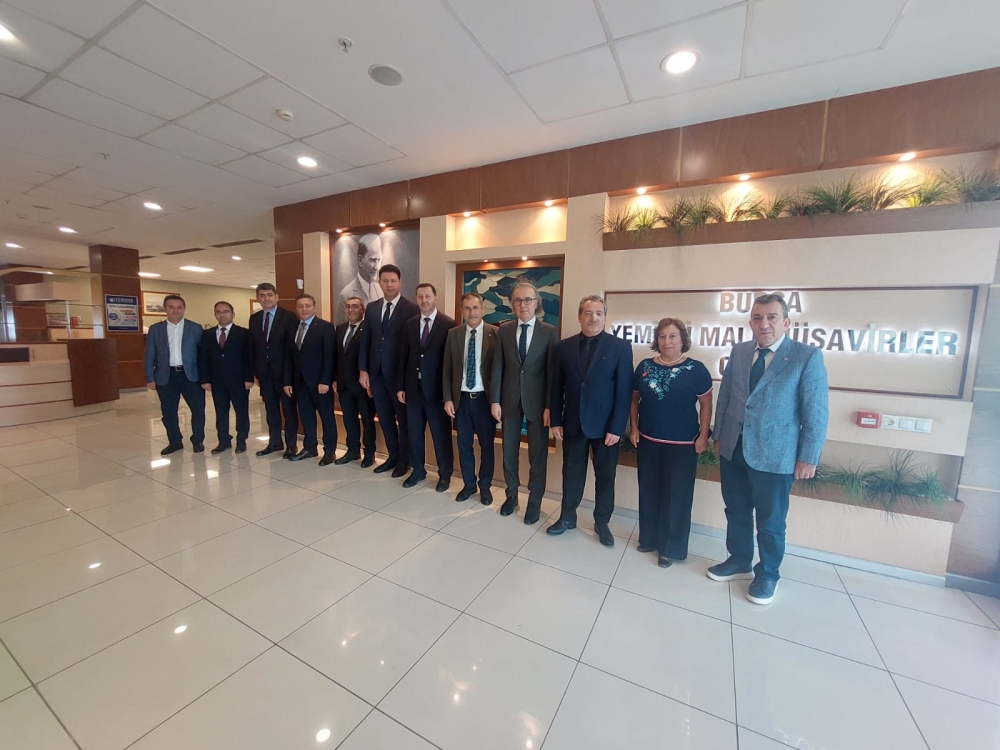 Bursa Defterdarı Sayın Halil TEKİN, Grup Müdürleri Nazmi SARAÇOĞLU, Selim AKTAŞ, Gülcan AKBIYIK ve Osman DEMİR ile birlikte; Oda Başkanımız İhsan AKAR’ a 2025-2028 hizmet dönemi için hayırlı olsun ziyaretinde bulunmuşlardır. Oda binamızda gerçekleşen ziyarette Başkan Yrd. Yakup KAYIHAN, Oda Sekreteri-Saymanı Hasan Alp YEŞİLKAYA, Yönetim Kurulu Üyeleri Rıza DEMİRCİ ve Ali KAHVE ile Disiplin Kurulu Üyesi Mesut ATABEY ve Denetleme Kurulu Üyesi Necdet RODOPLU hazır bulunmuşlardır. (05.08.2025) Bursa Defterdarı Sayın Halil TEKİN, Grup Müdürleri Nazmi SARAÇOĞLU, Selim AKTAŞ, Gülcan AKBIYIK ve Osman DEMİR ile birlikte; Oda Başkanımız İhsan AKAR’ a 2025-2028 hizmet dönemi için hayırlı olsun ziyaretinde bulunmuşlardır. Oda binamızda gerçekleşen ziyarette Başkan Yrd. Yakup KAYIHAN, Oda Sekreteri-Saymanı Hasan Alp YEŞİLKAYA, Yönetim Kurulu Üyeleri Rıza DEMİRCİ ve Ali KAHVE ile Disiplin Kurulu Üyesi Mesut ATABEY ve Denetleme Kurulu Üyesi Necdet RODOPLU hazır bulunmuşlardır. (05.08.2025)