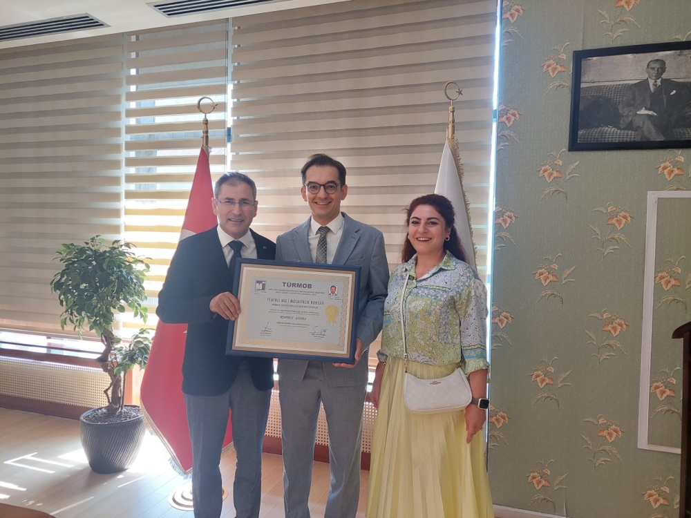 Oda Başkanımız Sayın İhsan AKAR tarafından Odamızın yeni üyesi YMM Kudret GÜNEŞ’e Yeminli Mali Müşavirlik ruhsatı takdim edilerek hayırlı olsun dileklerinde bulunulmuştur. (24.09.2025) Oda Başkanımız Sayın İhsan AKAR tarafından Odamızın yeni üyesi YMM Kudret GÜNEŞ’e Yeminli Mali Müşavirlik ruhsatı takdim edilerek hayırlı olsun dileklerinde bulunulmuştur. (24.09.2025)