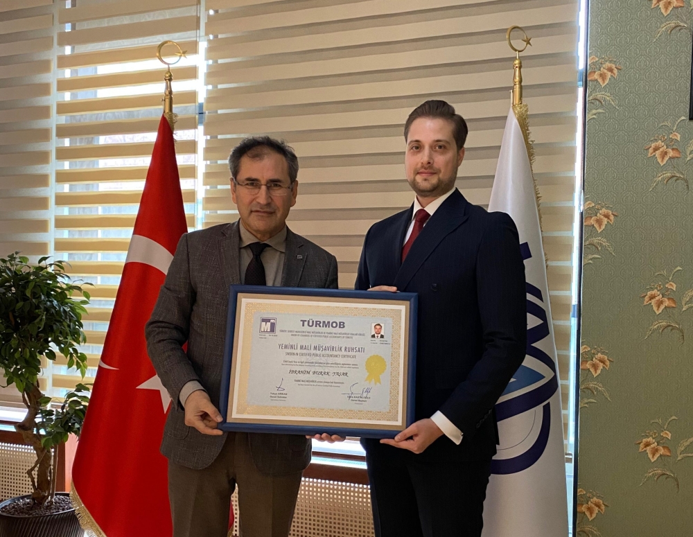 Oda Başkanımız Sayın İhsan AKAR, Odamızın yeni üyesi  YMM İbrahim Burak YAŞAR’a Yeminli Mali Müşavirlik ruhsatını takdim ederek hayırlı olsun ve başarı dileklerinde bulunmuştur. (12.11.2025)