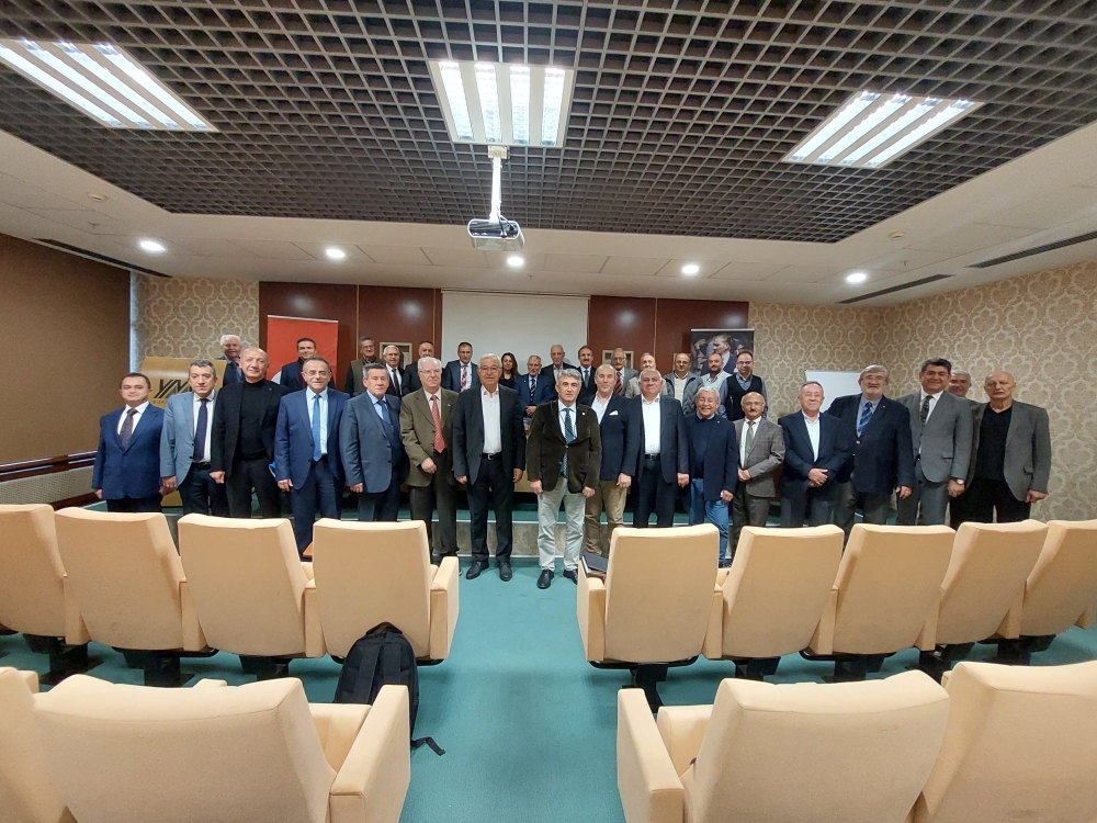 Odamız konferans salonunda, Oda Başkanımız İhsan AKAR’ın açılış konuşması ile başlayan seminer, Doç. Dr. Filiz ERYILMAZ’ın “Türkiye Ekonomisinde Son Durum ve Beklentiler ile Yatırım Dünyasında Son Trendler” konulu sunumu ile devam etmiştir. Oda üyelerimizin katkısı ve katılımıyla gerçekleşen seminer  mesleğimiz açısından faydalı  olmuştur. (19.11.2025)