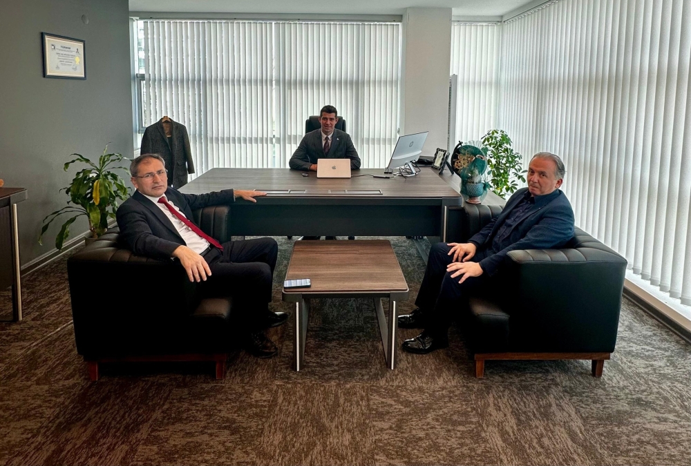 Oda Başkanımız İhsan AKAR ve TÜRMOB Delege Üyemiz YMM Basri YAVAŞ Odamız yeni üyesi Yeminli Mali Müşavir Çağatay UZUNYILMAZ’ı  ofisinde ziyaret edip hayırlı olsun dileklerinde bulunmuşlardır. (12.12.2025)