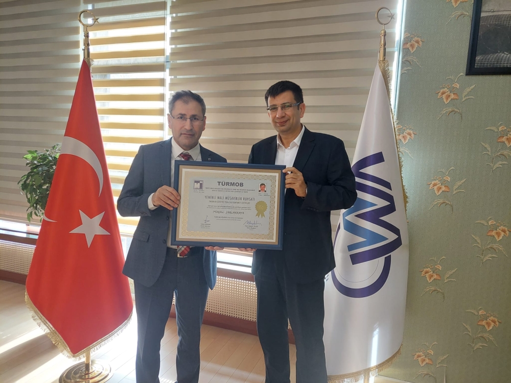 Oda Başkanımız Sayın İhsan AKAR, Odamız nakil üyesi YMM Yüksel ŞARLAKKAYA’ya Yeminli Mali Müşavirlik ruhsatını takdim etmiş, hayırlı olsun dileklerinde bulunmuştur. (04.12.2025)