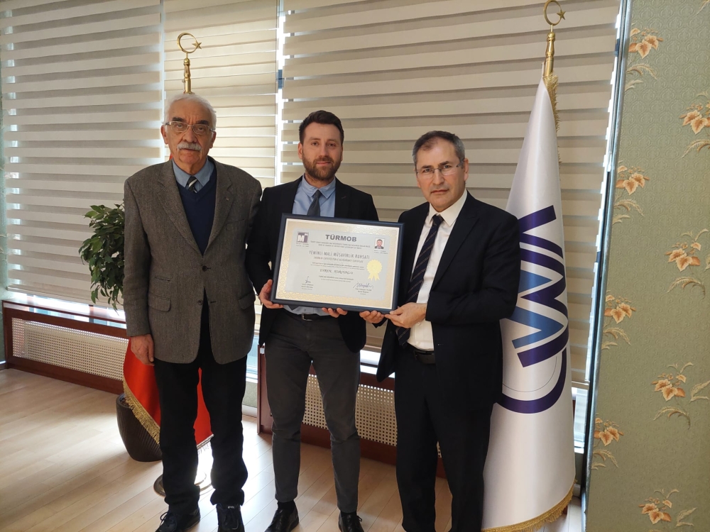 Oda Onursal Başkanımız Sayın Tayfun BEŞE ve Oda Başkanımız Sayın İhsan AKAR, Odamız nakil üyesi YMM Evren KURŞUNLU’ya Yeminli Mali Müşavirlik ruhsatını takdim etmiş, hayırlı olsun dileklerinde bulunmuşlardır. (04.02.2026)