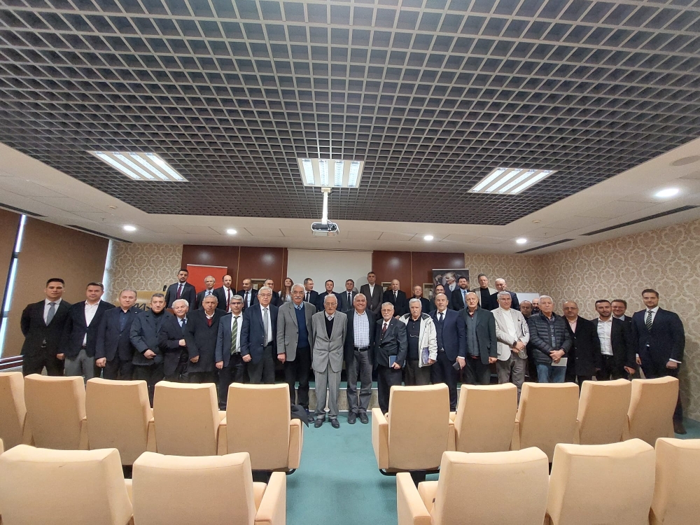 Odamız Konferans Salonunda, Odamız Üyeleri YMM Mehmet GÜNAY ve YMM Mehmet ÇOLAKOĞLU tarafından “Enflasyon Düzeltmesinin Sona Ermesiyle Birlikte Önemli Bir Vergi Planlama Aracı: “YENİDEN DEĞERLEME UYGULAMASI” (VUK:298/Ç ile Geçici 32. Madde)” konulu seminer düzenlenmiştir. Oda Başkanımız İhsan AKAR’ın açılış konuşması ile başlayan seminer, üyelerimiz ve misafirlerimizin büyük bir katılımıyla gerçekleştirilmiştir. Seminere katılan Odamız üyeleri SÜRGEM ‘Doğrulanabilir Eğitim’ kapsamında 3 eğitim kredisine hak kazandıkları seminer programı Üyelerimizin soru cevap bölümü ile devam etmiş, Seminer bitiminde Oda Başkanımız İhsan AKAR YMM Mehmet GÜNAY ve YMM Mehmet ÇOLAKOĞLU’na teşekkür dileklerinde bulunmuş ve plaketlerin takdim edilmesiyle sona ermiştir. (04.02.2026)