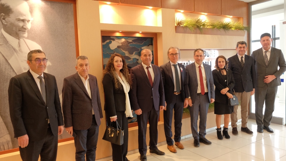 Bursa Defterdarı Sayın Halil TEKİN, Nilüfer Vergi Dairesi Müdürü Mustafa Latif DEMİRKOL, Çekirge Vergi Dairesi Müdürü Nazike ALTINTAŞ ve İhtisas Vergi Dairesi Müdür V. Selda ONAR beraberindeki heyetle, 37. Vergi Haftası programları çerçevesinde Odamızı ziyaret ettiler. Oda Başkanımız Sayın İhsan AKAR ve Yönetim Kurulu Üyelerimiz ziyarette hazır bulundular. Aynı zamanda Oda Başkanımız Sayın İhsan AKAR ve Oda Başkan Yrd. Sayın Yakup KAYIHAN Bursa Defterdarlığının Organizasyonun da düzenlenen vergi haftası etkinliği kapsamında ATATÜRK anıtına çelenk koyma törenine katılmıştır. (24.02.2026)