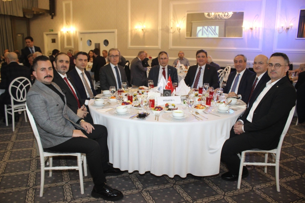 Odamızın her yıl geleneksel olarak düzenlediği iftar yemeği; Bursa Vali Yardımcısı, Bursa Teknik Üniversitesi Rektörü, Bursa Defterdarı, Bursa VDK Denetim Daire Başkanı, Ticaret İl Müdürü, İşkur İl Müdürü, DMO Bölge Müdürü, Çalışma Bakanlığı Rehberlik ve Teftiş Grup Başkanı,  Bursa BŞBelediyesi  Başkan Danışmanı, Yıldırım Belediye Bşk Vekili, Defterdarlık Grup Müdürleri, Sanayi Ve Teknoloji Şube Müdürleri, VDK Denetim Daire Başkan Yrd, Bursa Uludağ Üniversitesinden Akademisyenler, BTSO Sicil Müdürü, TÜRMOB Denetleme Kurulu Başkanı ve  Disiplin Kurulu Üyeleri,  Akademik Oda Başkanları Ve Temsilcileri, Onursal Başkanlarımız, Vergi Müfettişleri  Derneği Başkan ve Yardımcıları, Vergi Başmüfettişleri, Vergi Dairesi Müdürleri, Medya temsilcileri ve Odamız Üyelerinin yoğun katılımıyla Podyum Davet’de birlik, beraberlik ve dayanışma ruhu içinde gerçekleştirildi. Davetimize katılan misafirlerimize ve üyelerimize teşekkür eder, sağlık ve huzur içinde nice  ramazanlar ve bayramlar dileriz (02.03.2026)