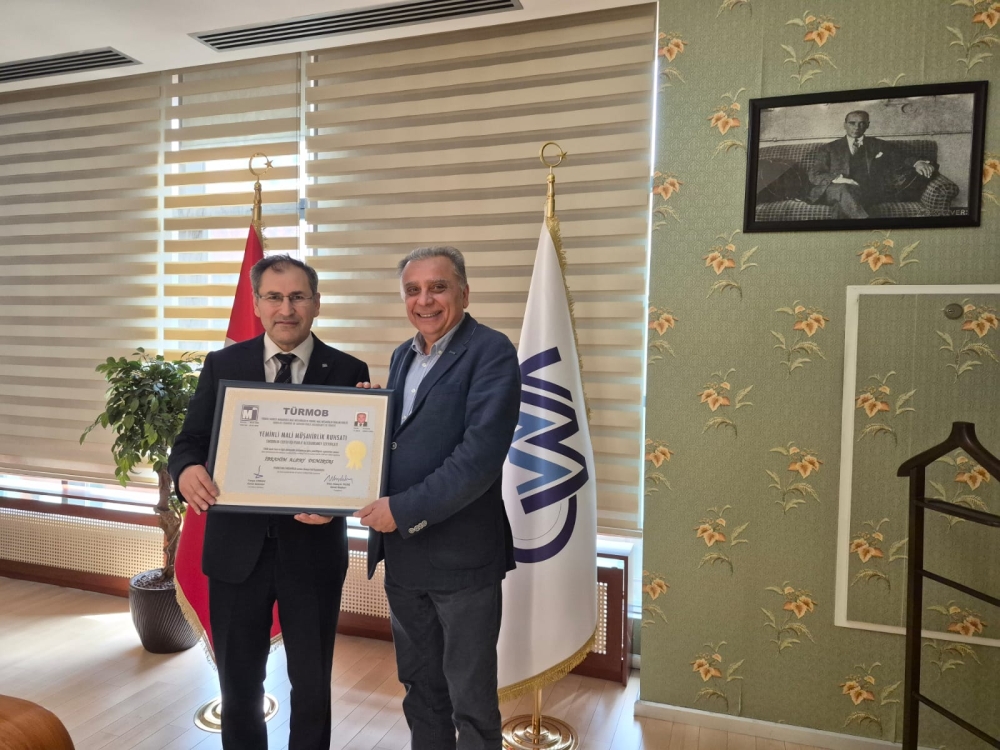 Oda Başkanımız Sayın İhsan AKAR, Odamız nakil üyesi YMM İbrahim Alpay DEMİRTAŞ’a Yeminli Mali Müşavirlik ruhsatını takdim etmiş, hayırlı olsun dileklerinde bulunmuştur. (14.04.2026)