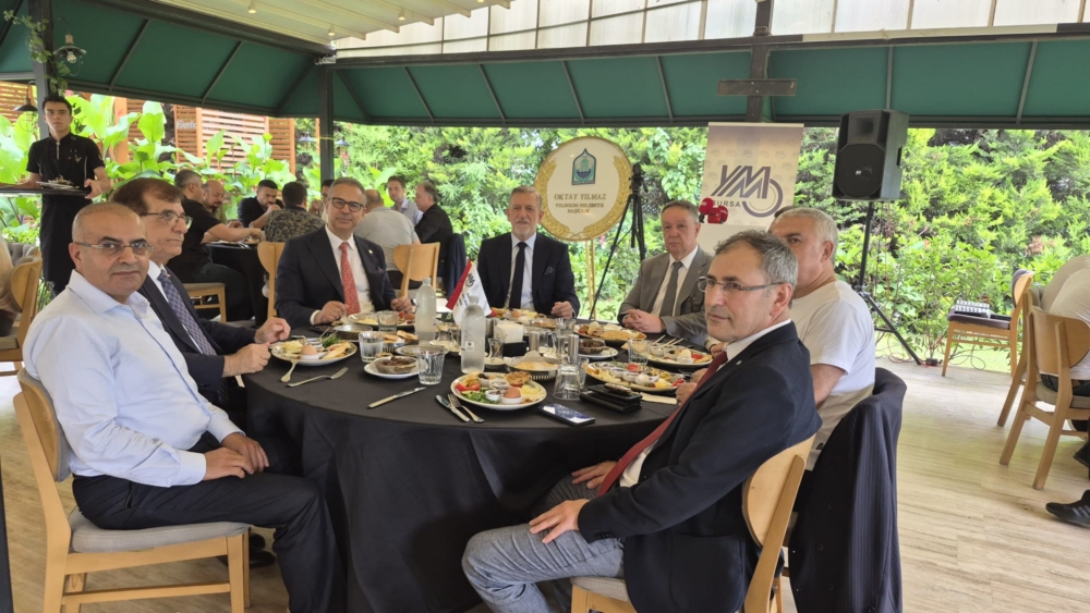 Odamızın her yıl geleneksel olarak düzenlediği kahvaltı programı  Oda Başkanımız Sayın İhsan AKAR’ın açılış konuşması ile başlamış olup, düzenlenen kahvaltı etkinliğimize; Bursa Ticaret ve Sanayi Odası (BTSO) Başkanı Sayın İbrahim BURKAY, Yıldırım Belediye Başkanı Sayın Oktay YILMAZ,Bursa BŞB Genel Sekreter Yrd.Sn Yılmaz EKİNCİ,Bursa VDK Daire Bşk V. Sn Seyit ÇİÇEK, Göç İdaresi İl Müdürü Sn Haşim ÖZCAN,Vergi Başmüfettişleri,Bursa Defterdarlığı Grup Müdürlüğü, ve Maliye teşkilatı temsilcileri,BTSO Yönetim Kurulu üyeleri, Odamızın değerli üyeleri katılım sağlamıştır.  Programda Yeminli Mali Müşavirlik mesleğinde 20. Yılını dolduran üyelerimize plaket takdim edilmiş olup, meslek hayatlarında başarılar dileklerinde bulunulmuştur. Katılımın yüksek olduğu ve samimi bir atmosferde gerçekleşen kahvaltı programında, kurumlar arası iletişim ve iş birliğinin önemine dikkat çekilirken, kentin ekonomik dinamikleri üzerine de karşılıklı görüş alışverişinde bulunuldu. Kahvaltı programına katılan tüm üyelerimize ve protokole Sayın Oda Başkanımız İhsan AKAR teşekkür dileklerinde bulunmuş olup, program sona ermiştir. (04.07.2026)