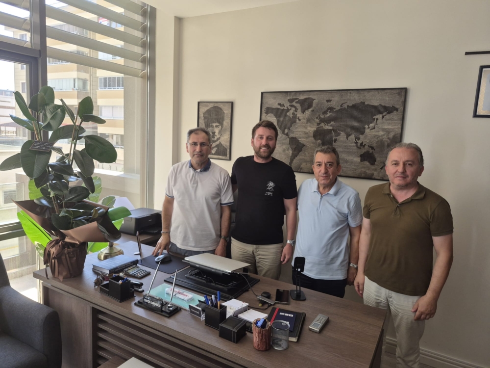 Oda Başkanımız İhsan AKAR, Oda Başkan Yrd. Yakup KAYIHAN ve TÜRMOB Delege Üyemiz Basri YAVAŞ Odamız yeni üyesi Yeminli Mali Müşavir Evren KURŞUNLU’yu ofisinde ziyaret edip hayırlı olsun dileklerinde bulunmuşlardır. (04.08.2026)