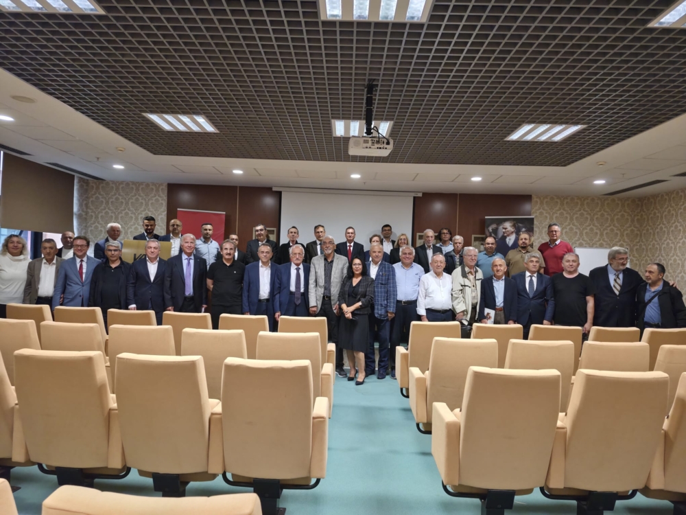 Odamız Konferans Salonunda, Sayın Ramazan KÖKEZ-CRMA tarafından “İç Kontrol Sisteminin Ve İç Denetimlerin Yolsuzluk Ve Suistimalleri Önlemedeki Rolü” konulu seminer düzenlenmiştir. Oda Başkanımız Sayın İhsan AKAR’ın açılış konuşması ile başlayan seminer, üyelerimiz ve misafirlerimizin büyük bir katılımıyla gerçekleştirilmiştir.  Seminere katılan Odamız üyeleri SÜRGEM ‘Doğrulanabilir Eğitim’ kapsamında 3 eğitim kredisine hak kazandıkları seminer programı Üyelerimizin soru cevap bölümü ile devam etmiş, Seminer bitiminde Oda Başkanımız Sayın İhsan AKAR Sayın Ramazan KÖKEZ’e teşekkür dileklerinde bulunmuş ve plaketi takdim edilmesiyle sona ermiştir. (16.09.2026)